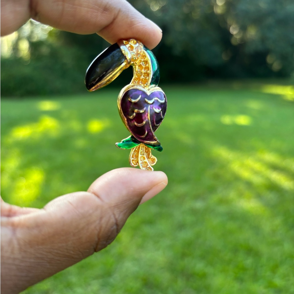 Elegant Toucan Brooch with Gold and Purple Accents - Picture 4 of 6